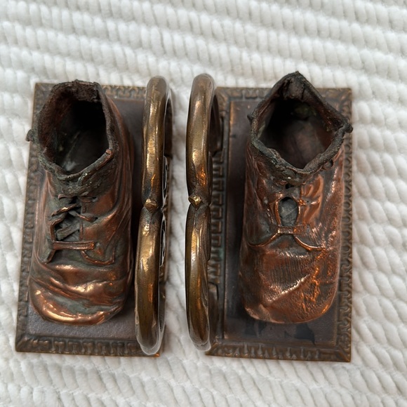 Vintage Antique Bookends! Bronzed baby shoes. Perfect for a nursery / shower !📚 - Picture 6 of 12
